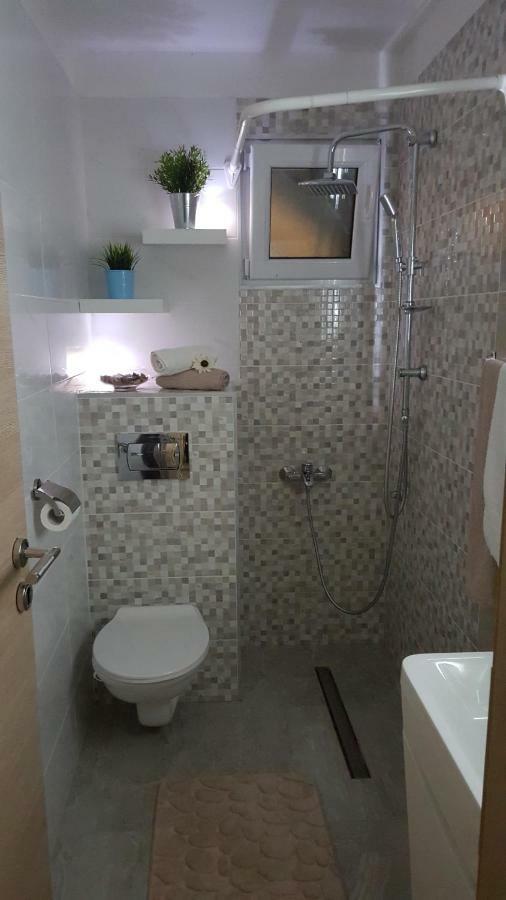 Apartmani Sarm Vir Exterior foto