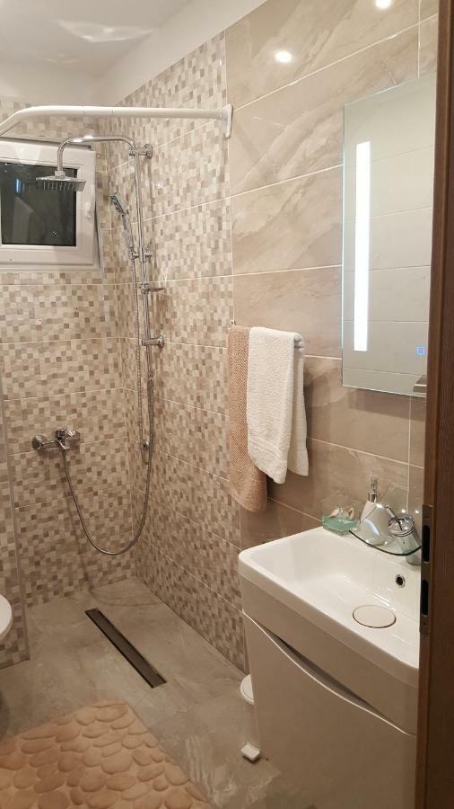 Apartmani Sarm Vir Exterior foto