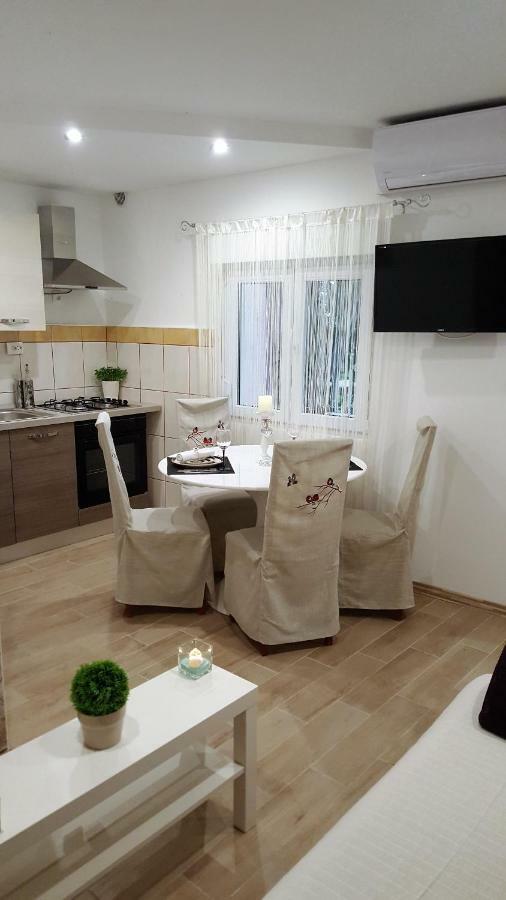 Apartmani Sarm Vir Exterior foto