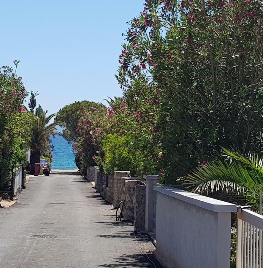 Apartmani Sarm Vir Exterior foto