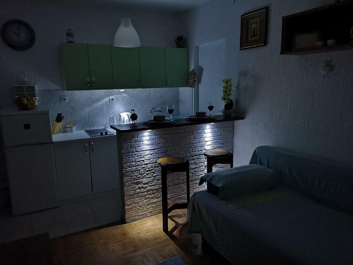 Apartmani Sarm Vir Exterior foto